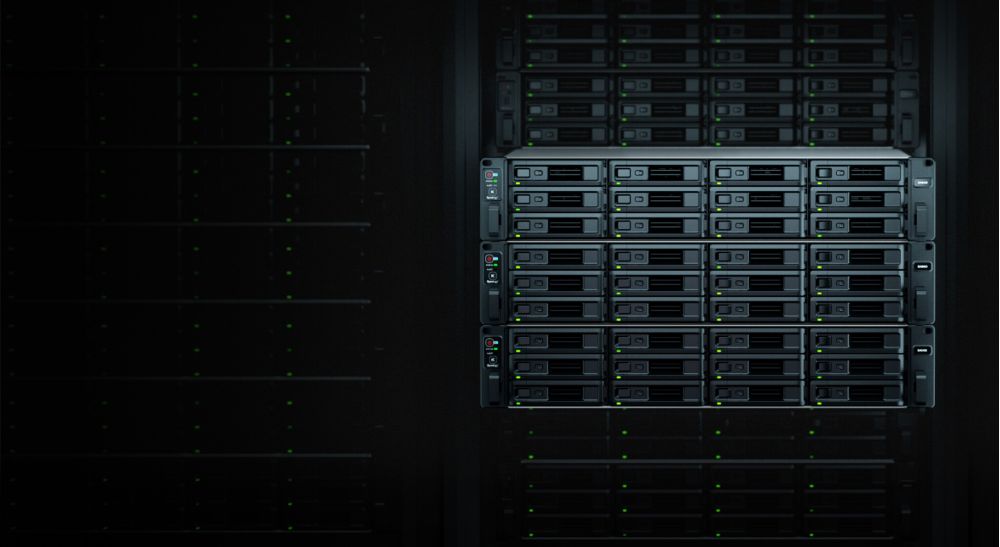 Ein beleuchtetes Server-Rack.