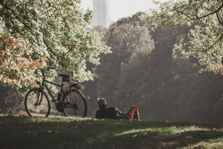 Ein abgestelltes Fahrrad im Park