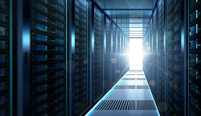 Ein Gang mit Server-Racks auf der linken und rechten Seite, am Ende ein hell leuchtendes weißes Licht.