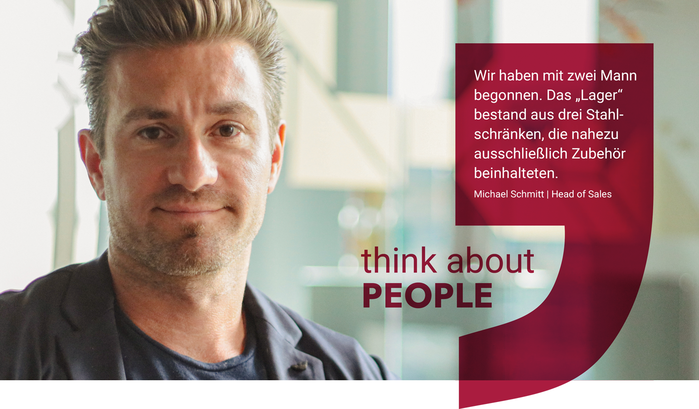 Bild von Michael Schmitt, mit der Überschrift think about PEOPLE. Rechts steht das Zitat: Wir haben mit zwei Mann. Das "Lager" bestand aus drei Stahlschränken, die nahezu ausschließlich Zubehör beinhalten.