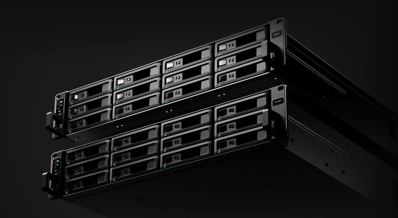 Zwei ausgestattete Rack-Mounts, die in dunkler Umgebung beleuchtet werden.