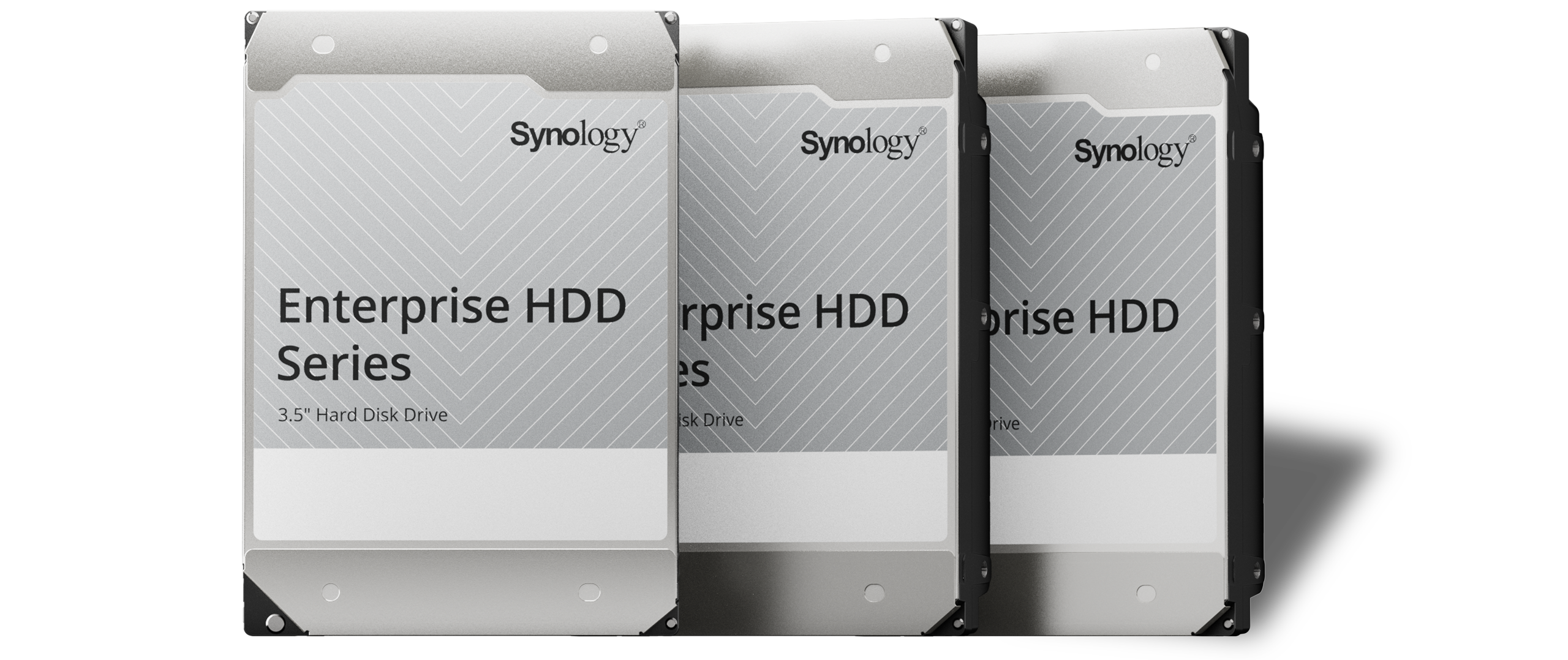 Eine Reihe von silbernen Synology HDDs.