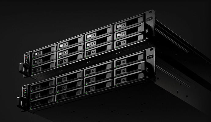 Zwei ausgestattete Rack-Mounts, die in dunkler Umgebung beleuchtet werden.