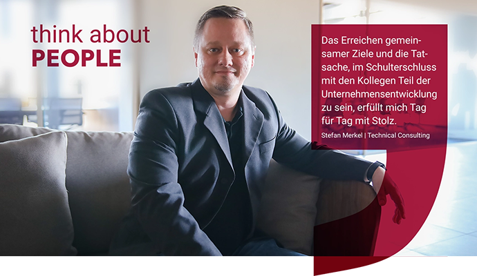Bild von Stefan Merkel, mit der Überschrift think about PEOPLE. Rechts steht das Zitat: Das Erreichen gemeinsamer Ziele und die Tatsache, im Schulterschluss mit den Kollegen Teil der Unternehmensentwicklung zu sein, erfüllt mich Tag für Tag mit Stolz.