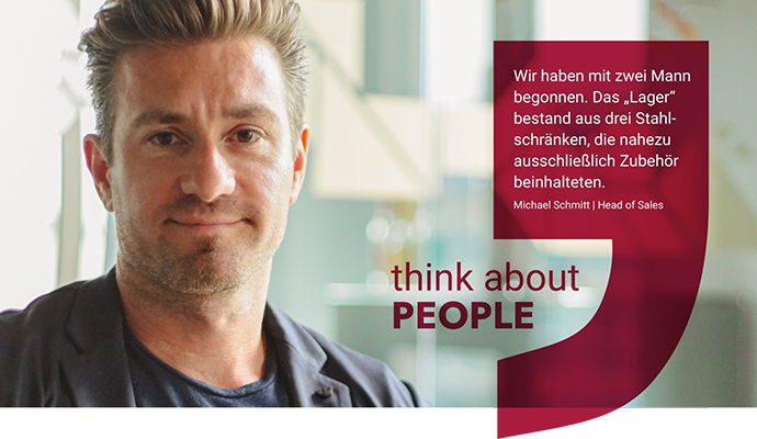 Bild von Michael Schmitt, mit der Überschrift think about PEOPLE. Rechts steht das Zitat: Wir haben mit zwei Mann. Das "Lager" bestand aus drei Stahlschränken, die nahezu ausschließlich Zubehör beinhalten.
