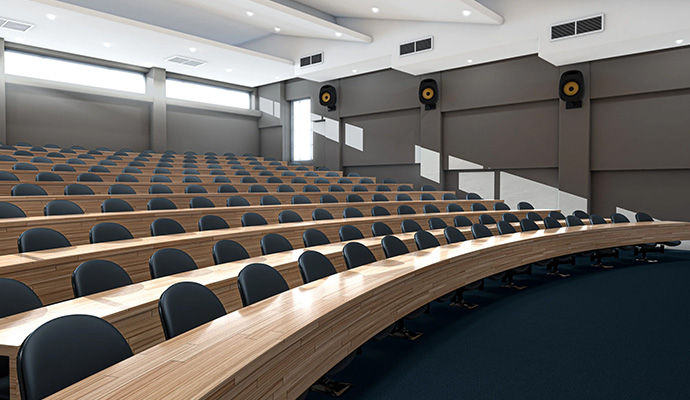 Ein weitläufiger, hell beleuchteter Hörsaal mit moderner Ausstattung und Sitzreihen.