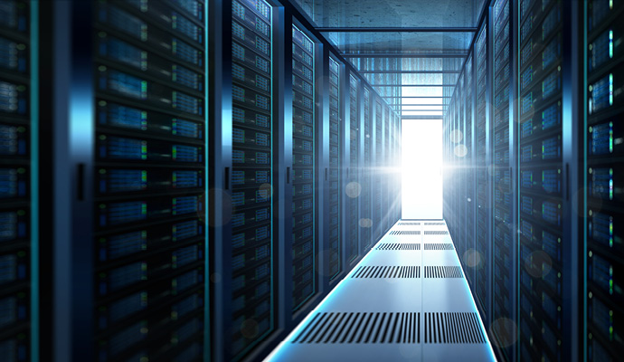 Ein Gang mit Server-Racks auf der linken und rechten Seite, am Ende ein hell leuchtendes weißes Licht.