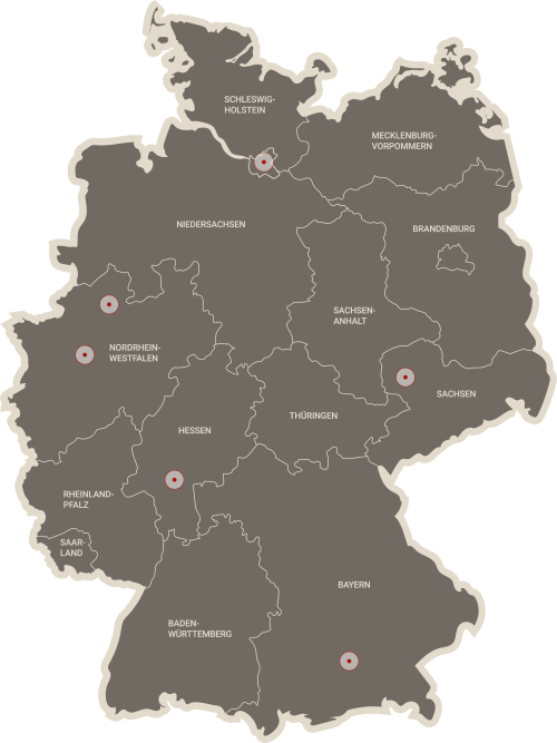 Deutschland mit seinen Bundesländern. Darauf sind die jeweiligen Standorte der think about IT mit blauen Punkten markiert, wie Bochum, Münster, Hamburg, Leipzig, Mainz, Nürnberg und Regensburg.