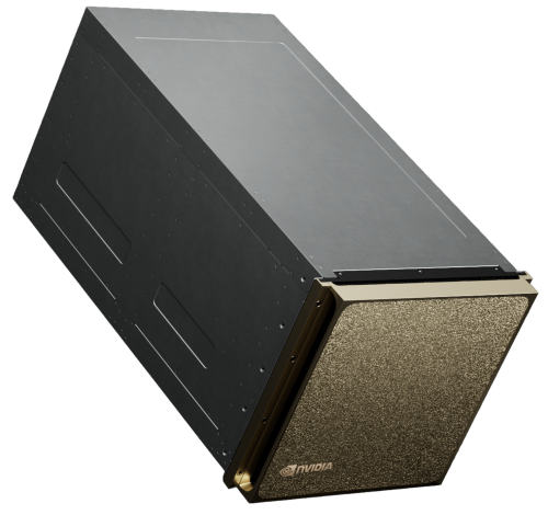 Eine rechteckige metallene Box. Die Vorderseite ist in einem hellen Gold und ist mit der Aufschrift "NVIDIA" verziert. Der Rest ist in einem dunklem Silber.