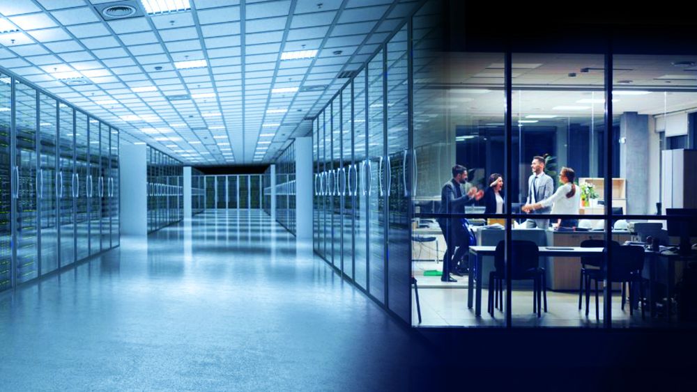 Ein Gang mit Server-Racks auf der linken und rechten Seite, am Ende ein hell leuchtendes weißes Licht.