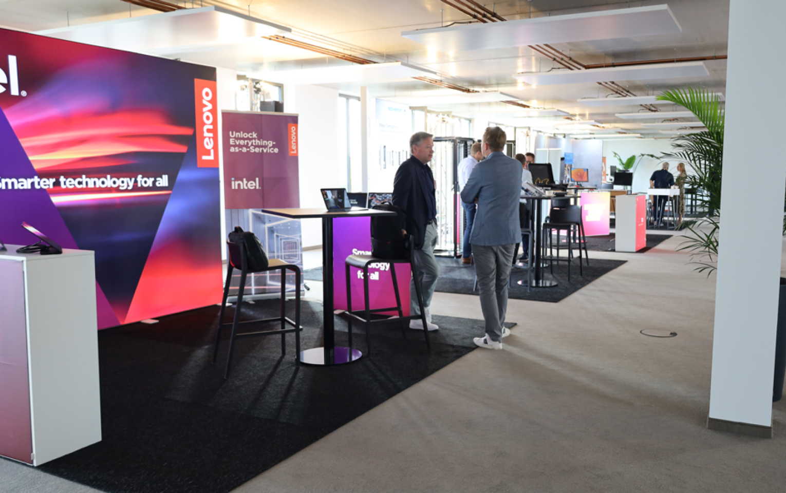 Zu sehen sind mehrere Stände auf der Infinit Future Messe.