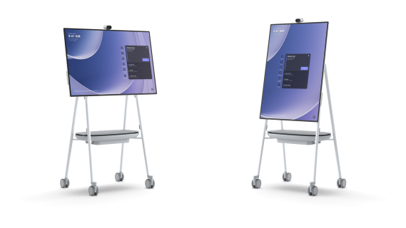 Surface Hub, mit weißem Gestell auf vier Rollen und einem angebrachten schwarzen Monitor.