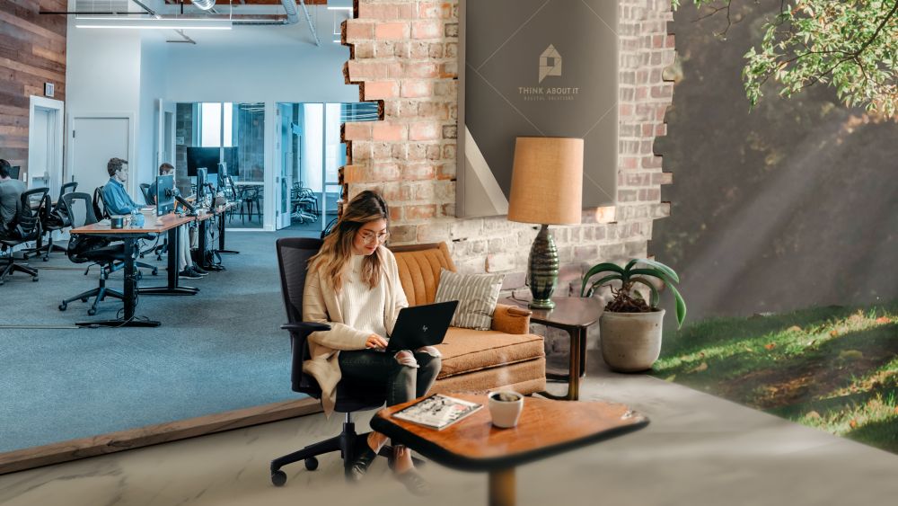 Eine Frau, die auf eine Bürostuhl sitzt, mit einem Laptop auf dem Schoß.