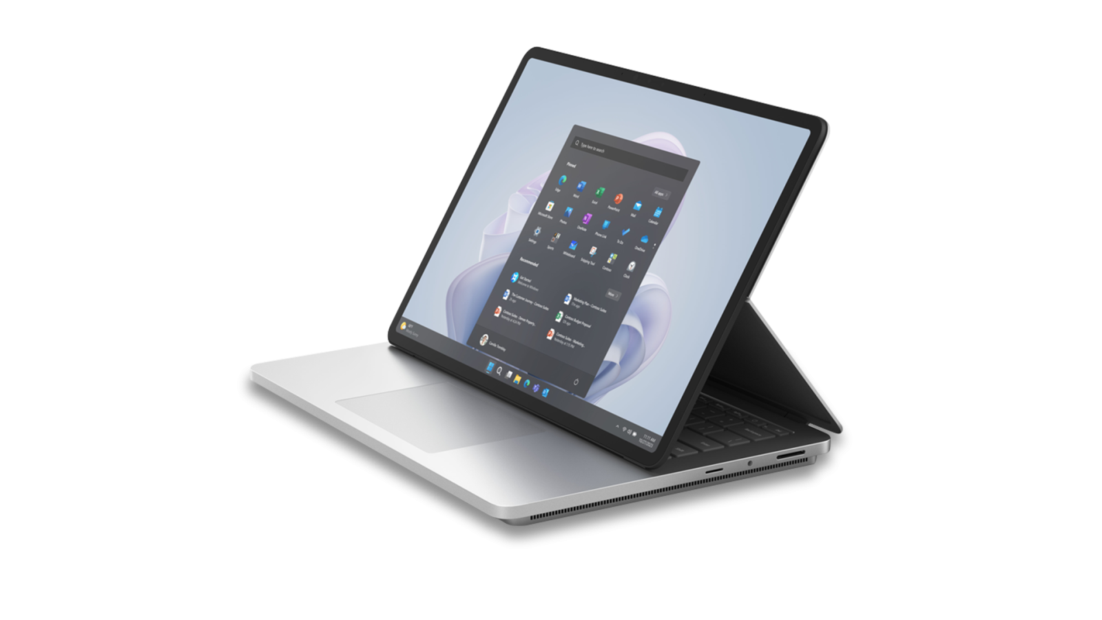 Surface Laptop Studio 2 in silber, mit integriertem Aufsteller.