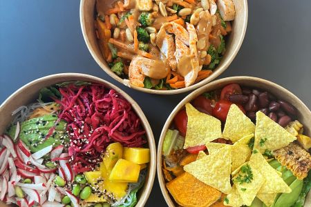 Drei Bowls mit verschiedenen Gemüse und Obstsorten.