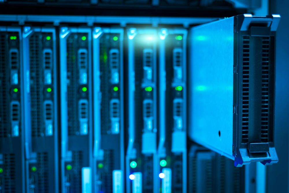 Ein Server Rack mit herausgezogener Festplatte im rechten Teil des Bildes.